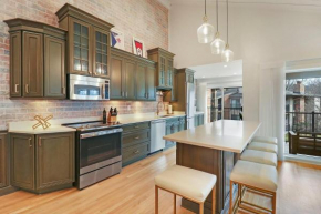 Luxurious Condo Experience - Lakeside Villa - Pool - Expansive Walk-Out Balcony - King Suite - Fireplace